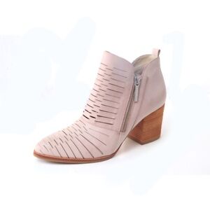 Light mauve heeled booties